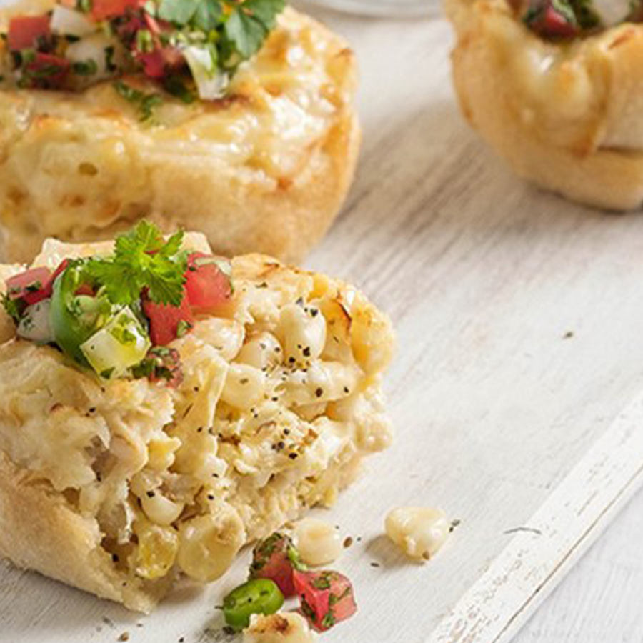 Cazuelitas de pan rellenas de pollo y elote